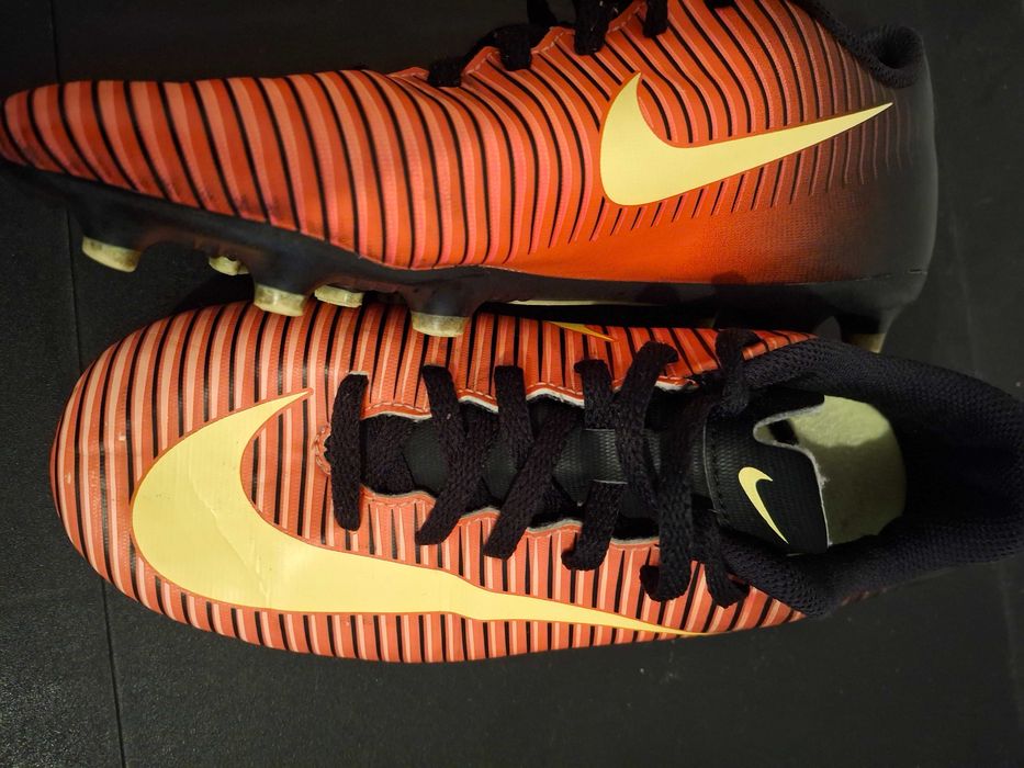 Chuteira NIKE Mercurial muito bem conservada