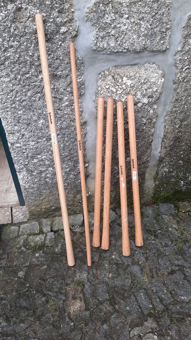 Cabos novos para enxadas e picaretas.