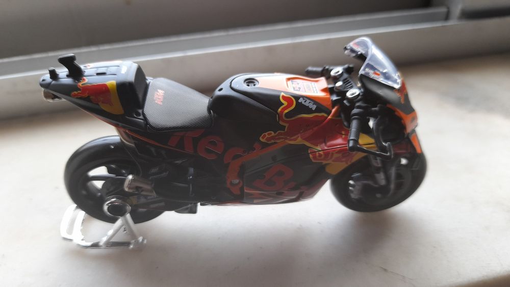 Moto gp 1/18  KTM RC16 Miguel Oliveira