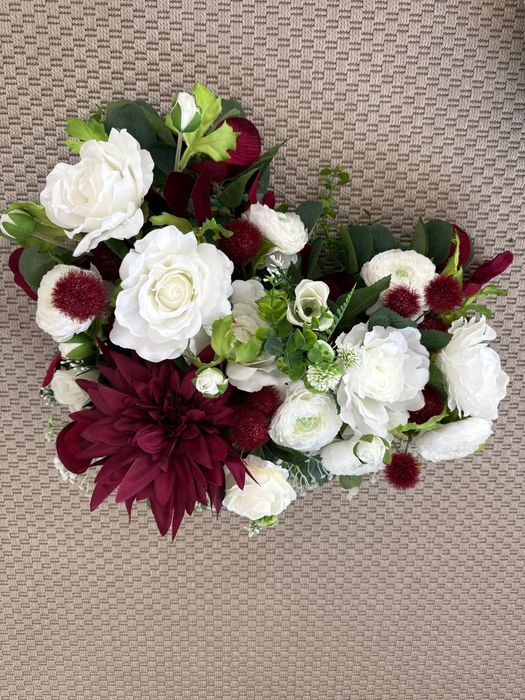 Um conjunto de dois arranjos flores artificiais