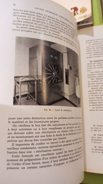 Diversos livros sobre arte e arquitetura.