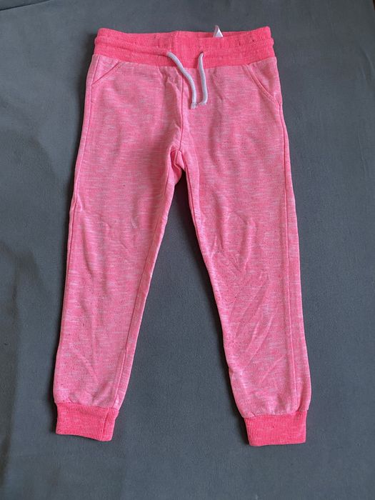 Jaskrawo różowe spodnie dresowe 104/110 dla dziewczynki