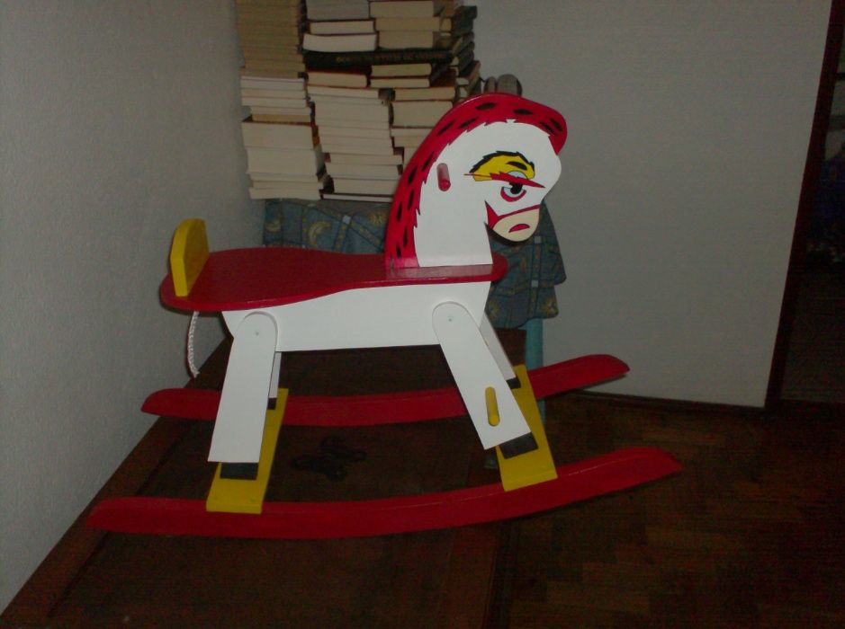 Cavalos de baloiço em madeira