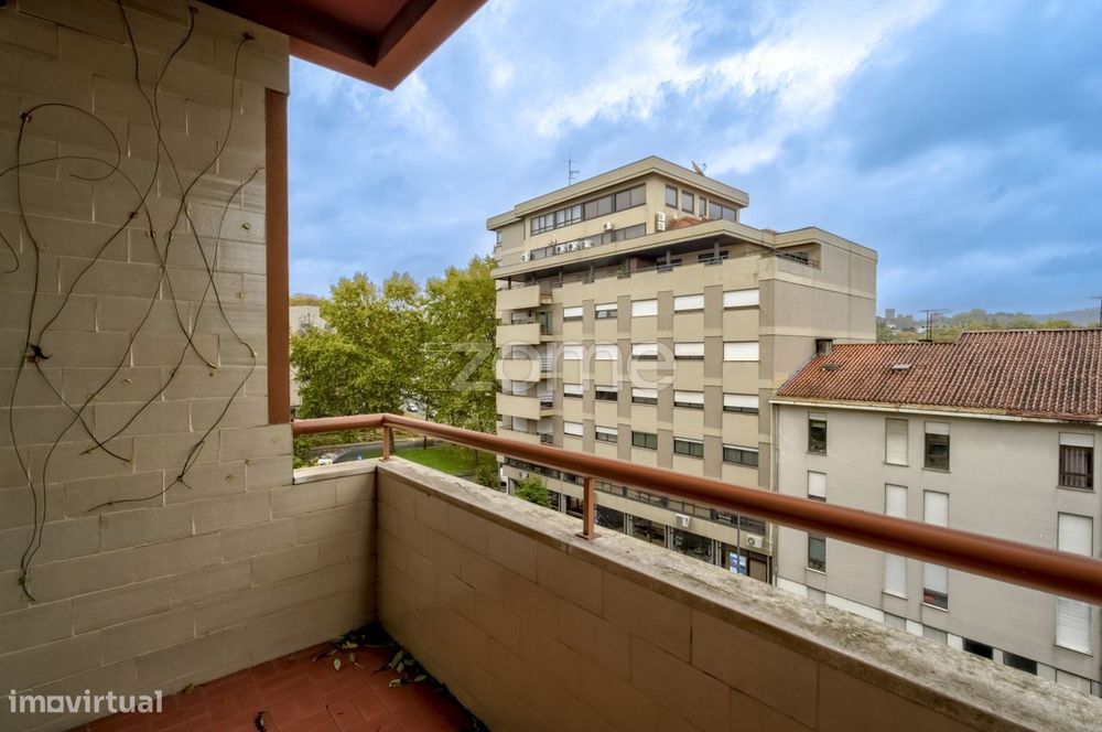 Apartamento T3 todo renovado c/garagem na Av. de Londres em Guimarães