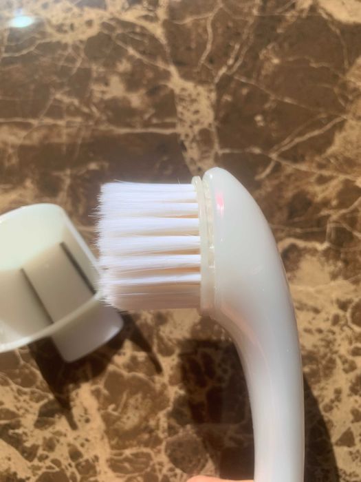 Щітка для очищення і масажу обличчя Shiseido The Skincare Cleansing Massage Brush