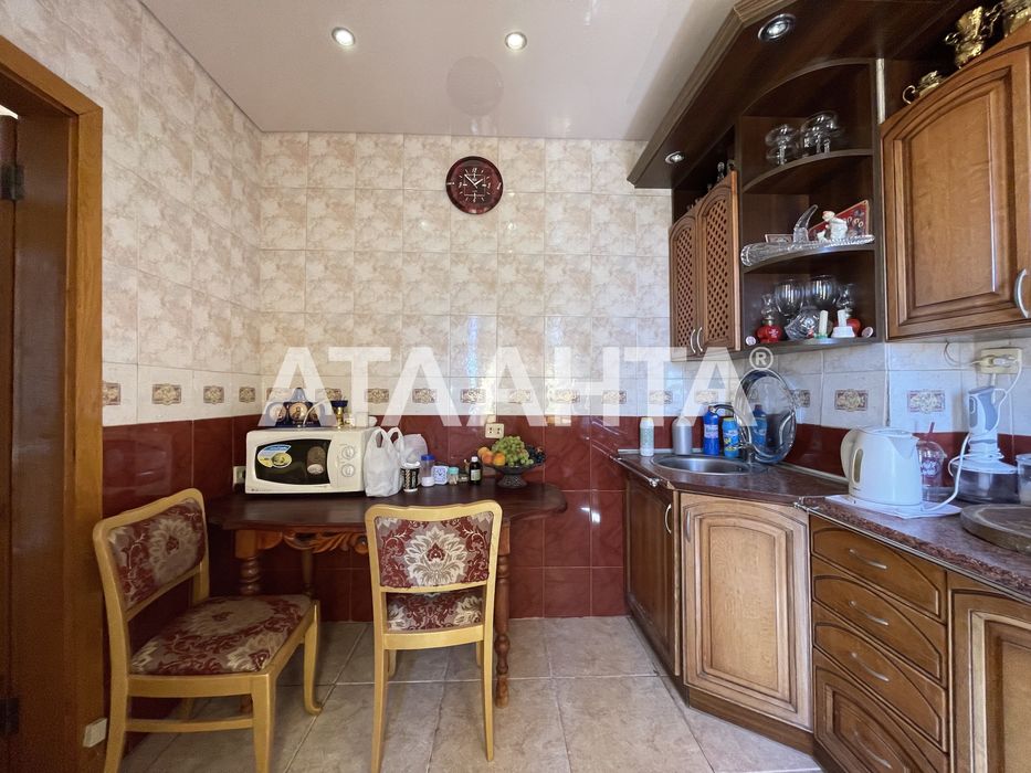 Трехкомнатная квартира с большой кухней студией