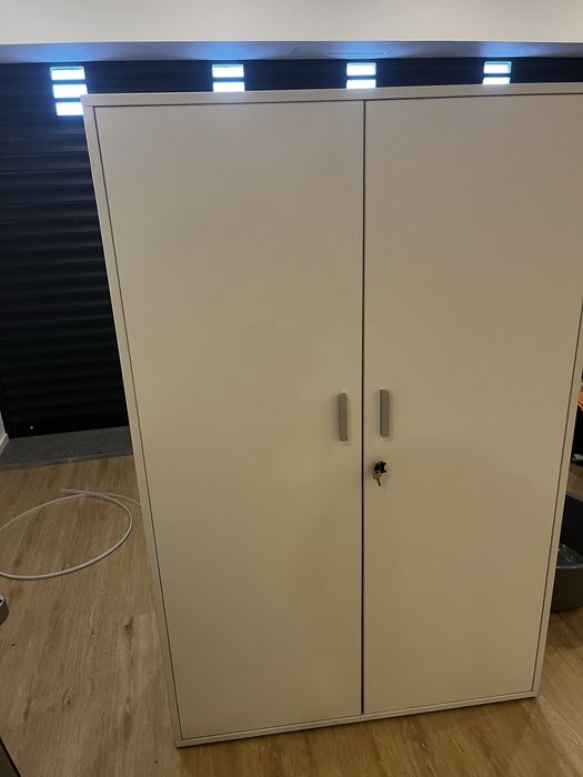 Armário com arrumação e chave