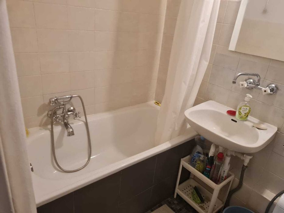 1 room in a 3 bedroom apartment,  available immediately