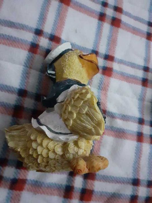 Pato de cerâmica vestido à marinheiro.