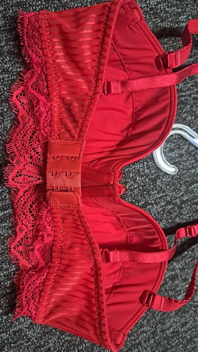 Biustonosz beldona by triumph w rozmiarze 70C, czwrwony push up