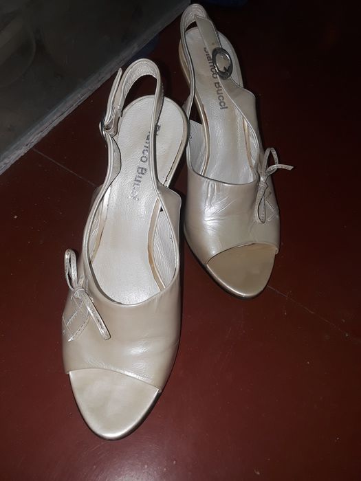 Босоножки 37 р., кожа-лак,