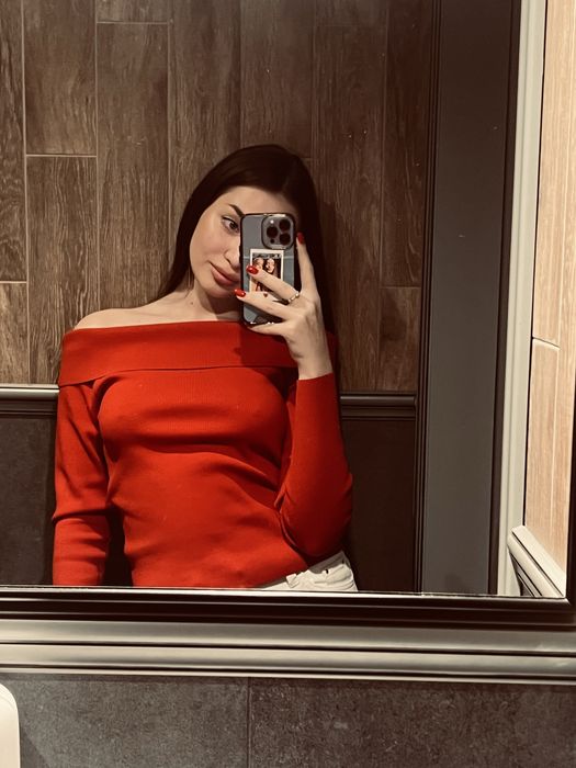 Жіночий лонг зі спущеними плечима