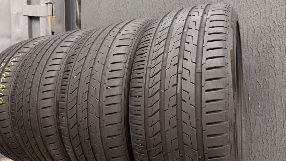 Б/У Шини літні 235/40 r19 23 рік 7,5-8мм залишок