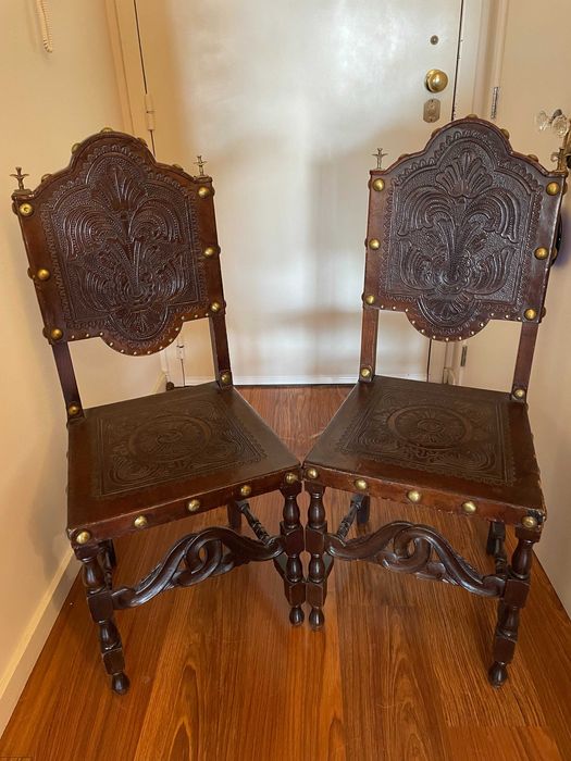 Cadeiras de madeira, em pele trabalhada