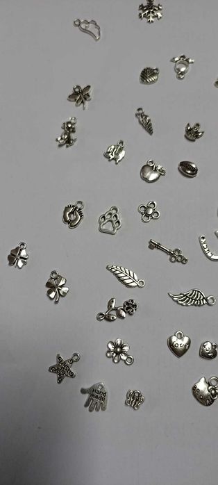 Pingentes médios prateados