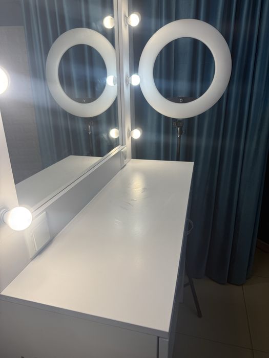 Столик для візажу