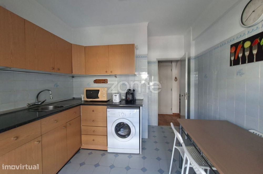 Apartamento T0+1 - Em condomínio com piscina.