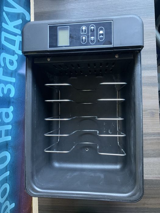 Вакууматор для готування мʼяса та овочів.