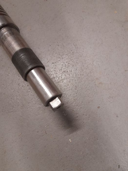 Śruba z nakrętką na imadło