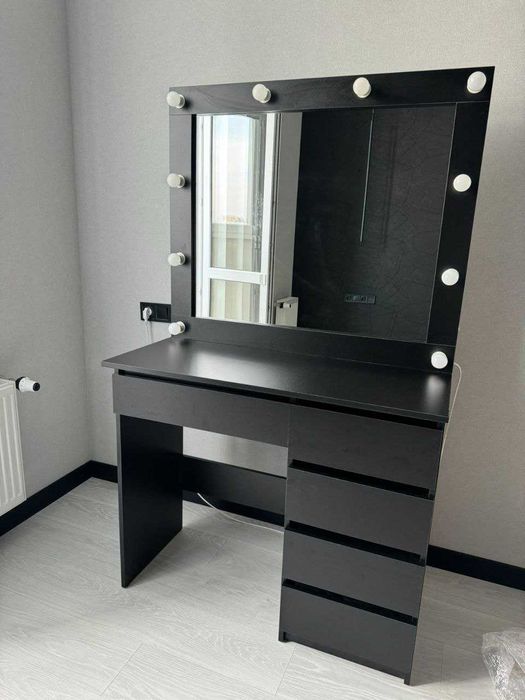 Макияжное, визажное зеркало, стол бровиста.Туалетный, гримерный столик