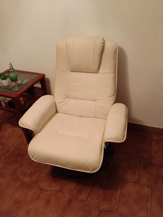 Poltrona e banco em pele branco