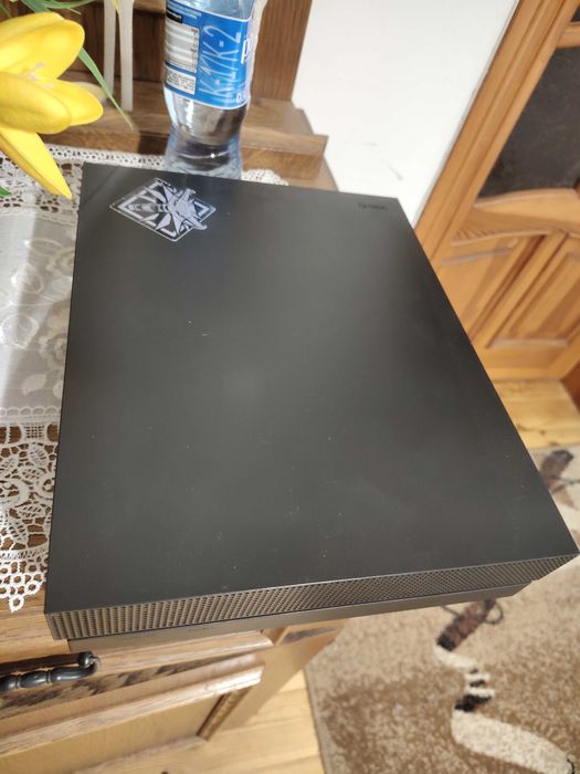 Konsola Xbox One X 1Tb z padem