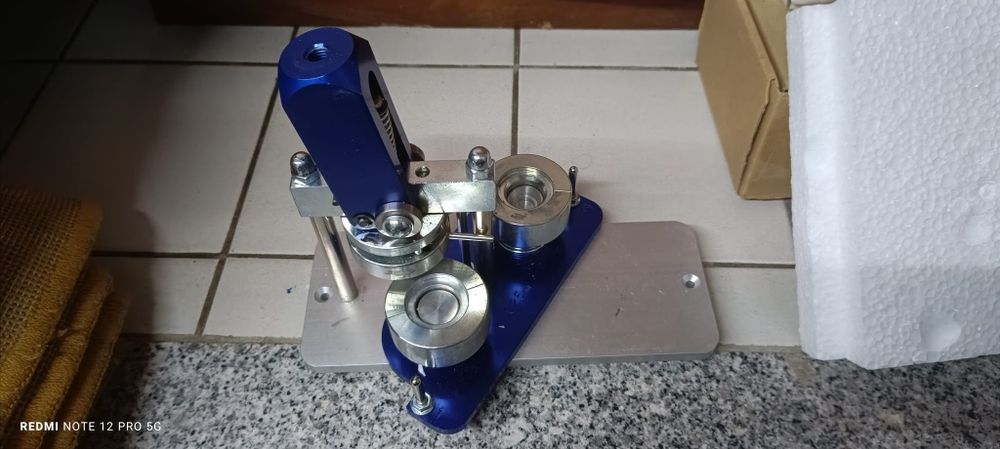 Máquina de fazer pins