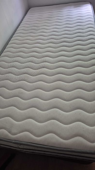 Vende-se Cama de Solteiro com Colchão
