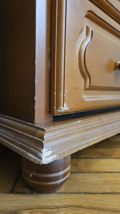 Комод з масиву дерева