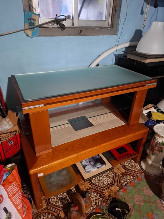 Movel centro de mesa com tampo e parteleira em vidro
