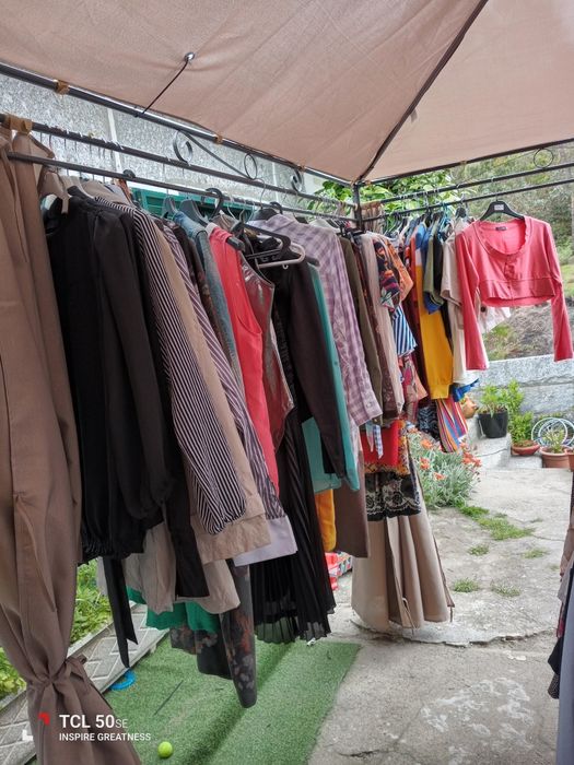 Roupa de mulher semi nova faço lotes de 100 peças 50€