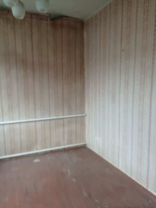 Частина будинку в центрі міста по вул Ревуцького . Окремий двір.