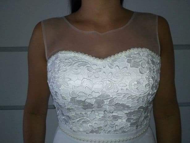 Piękna sukienka, perełki, koronka