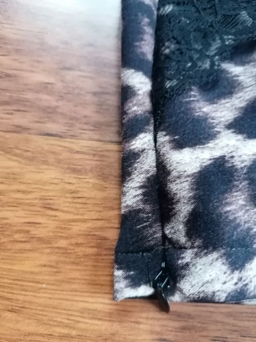 Rozm. ok XS, Krótki top bez rękawów, w cętki