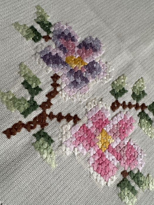 Bieżnik ręcznie haftowany  motywy kwiatowe do kolekcji