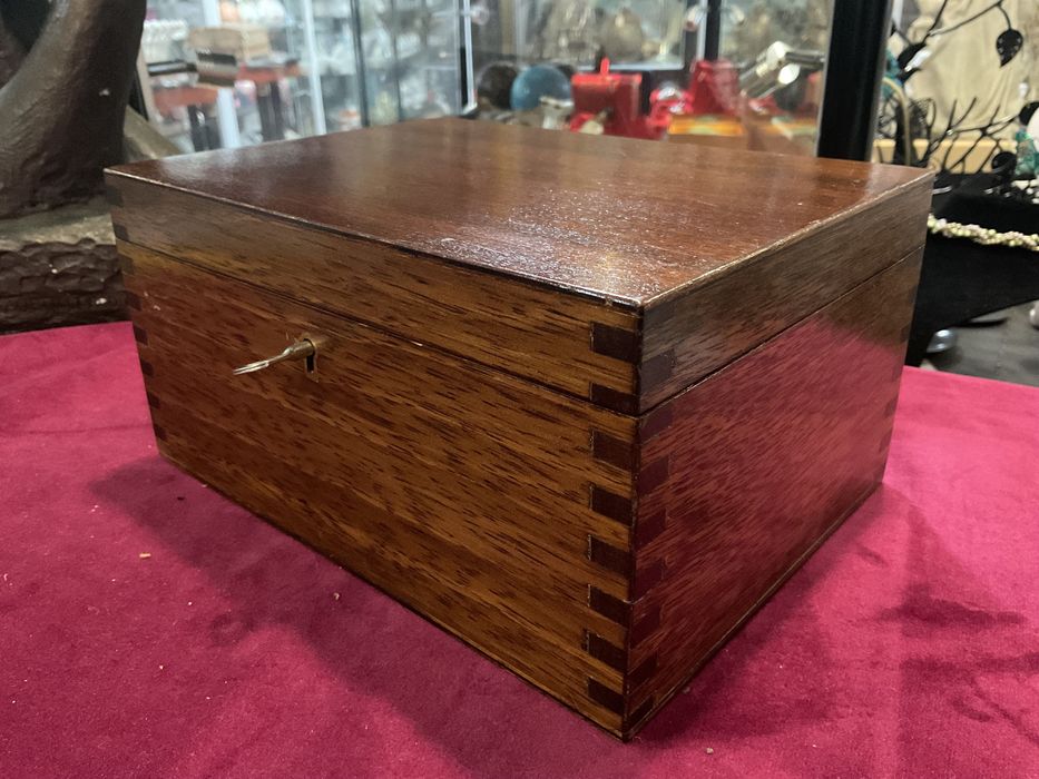 Caixa inglesa mahogany com chave .21x16x17cm
