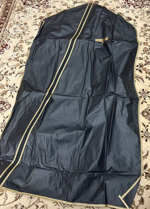 Чорний чохол для одягу