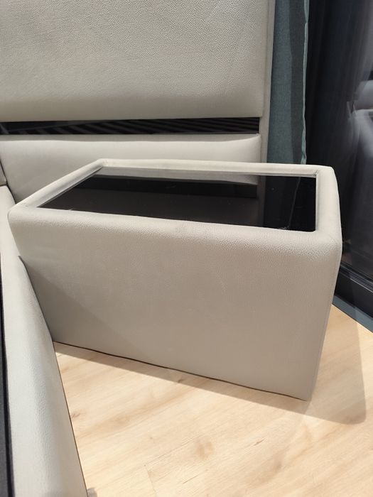 Cama completa com estrado e mesas cabeceira