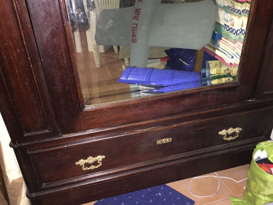 Guarda fatos muito antigo com espelho e 2 gavetões