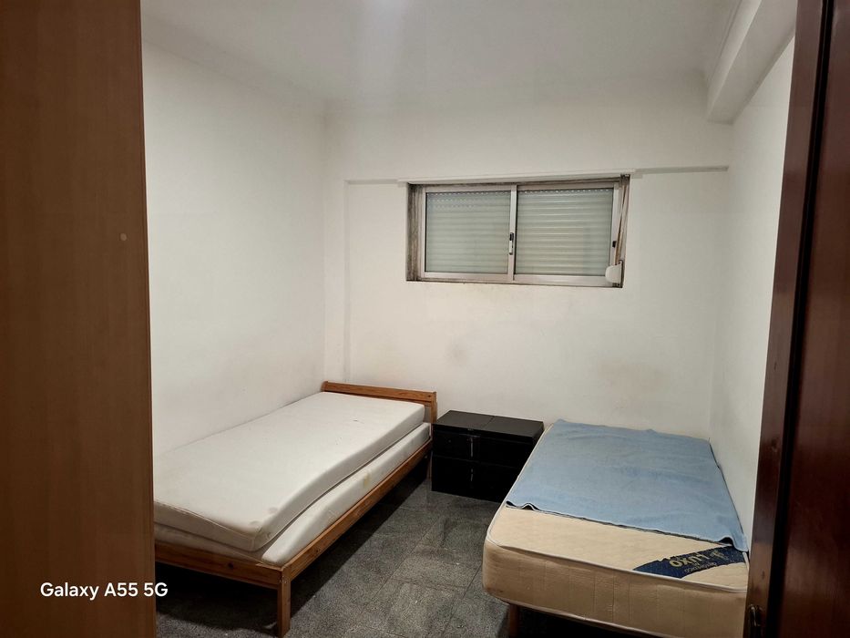 Quarto em Loures bem localizado.
