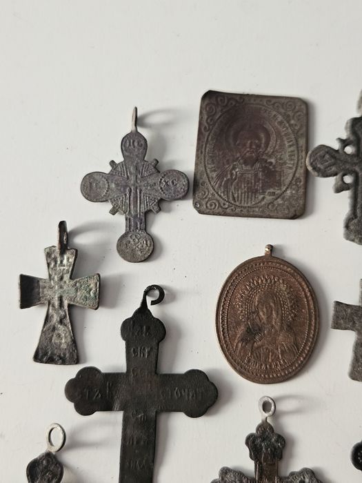 Крестики  разных периодов.