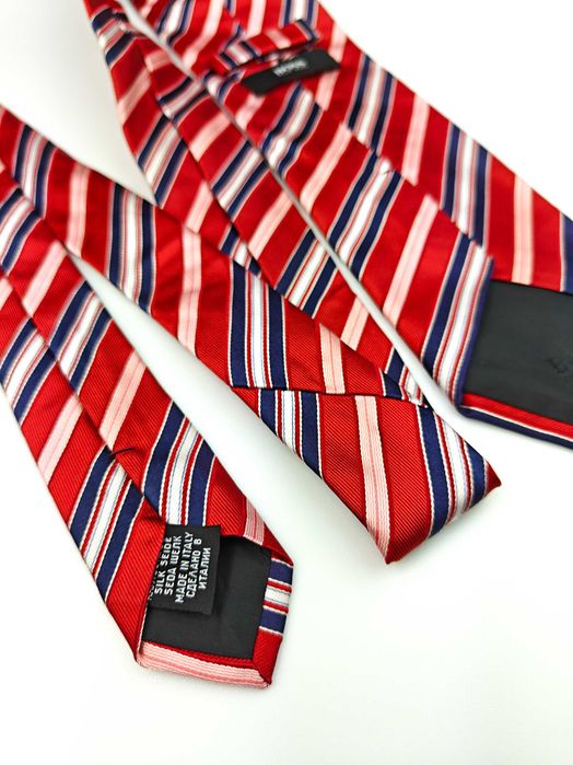 Hugo Boss Czerwony jedwabny krawat w paski paz135