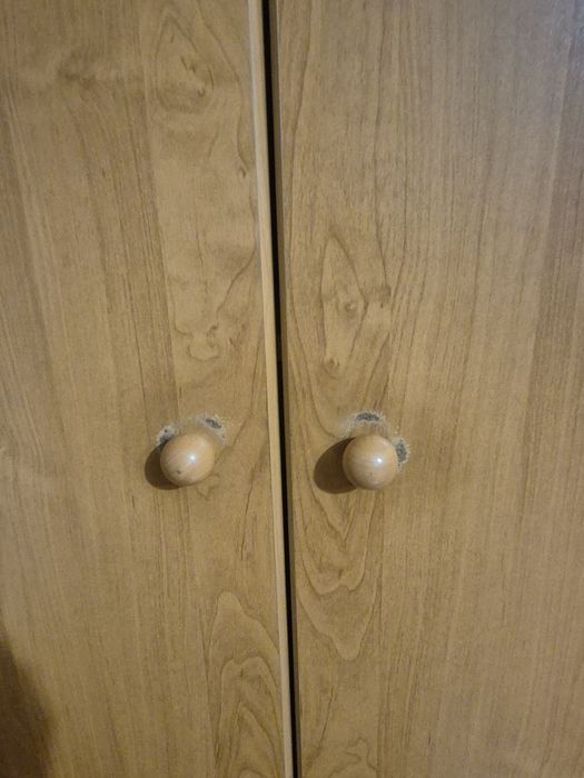 Szafa używana na ubrania i sypialnia