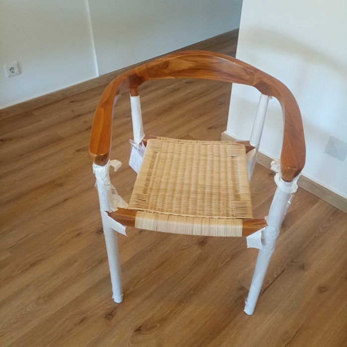 Cadeiras novas ainda embaladas