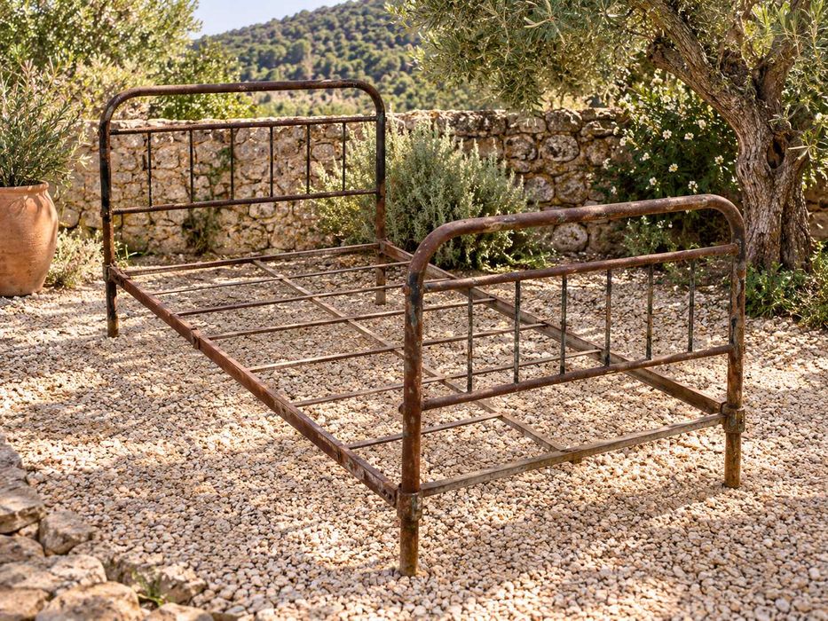Duas camas antigas de ferro por encaixe - originais de casa centenária