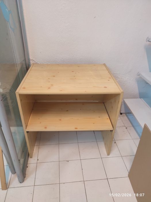 Mesa com prateleiras