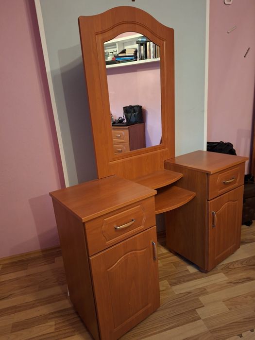 Toaletka kosmetyczna z lustrem