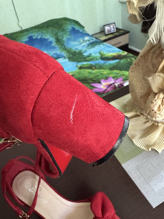 Продам босоніжки червоного кольору!