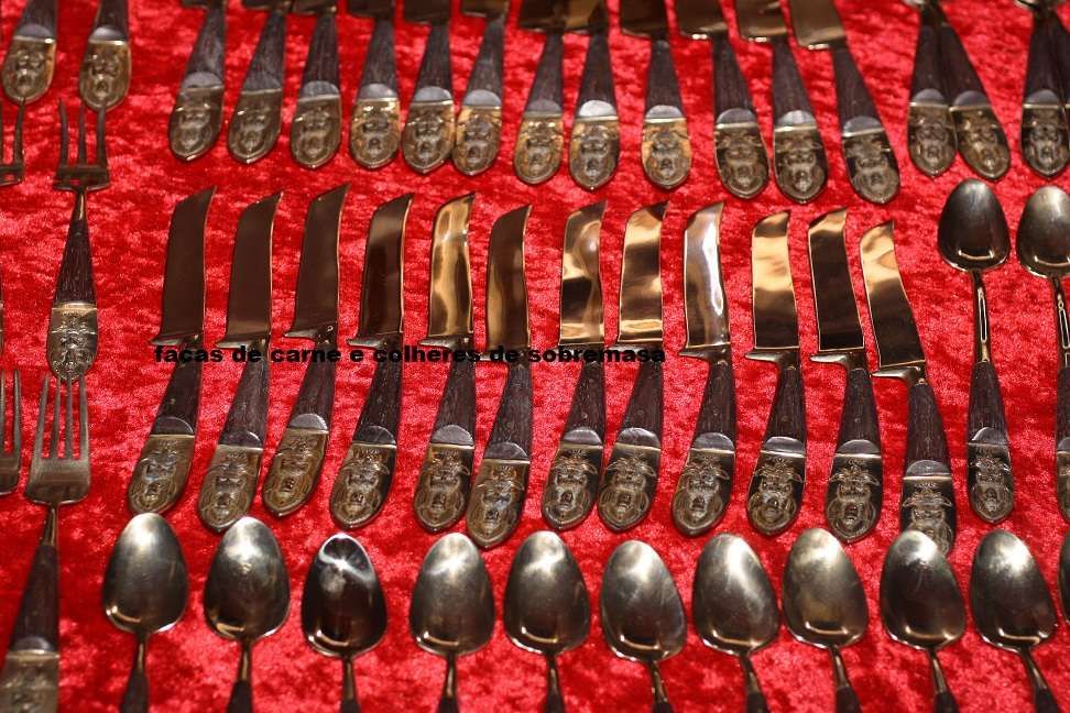 Faqueiro em alpaca com o cabo em Pau-Santo e com a figura do Deus do S