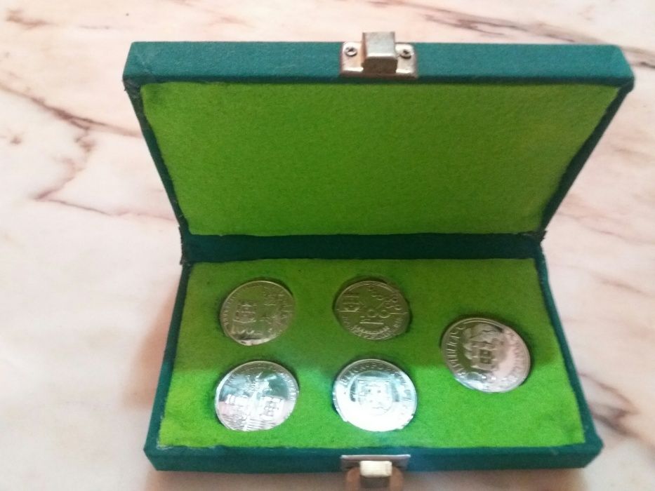 Estojo com 5 moedas de escudo comemorativas.